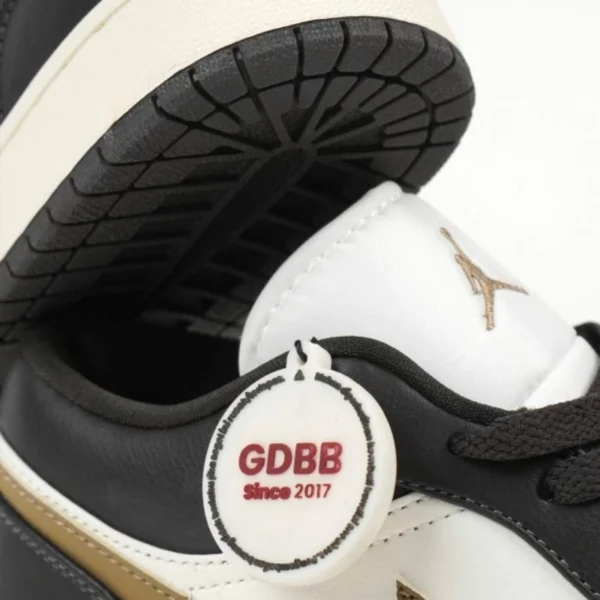 Air-Jordan-1-Low-Sail-Brown-Mocha-Shadow-Brown-Mocha-Authentic