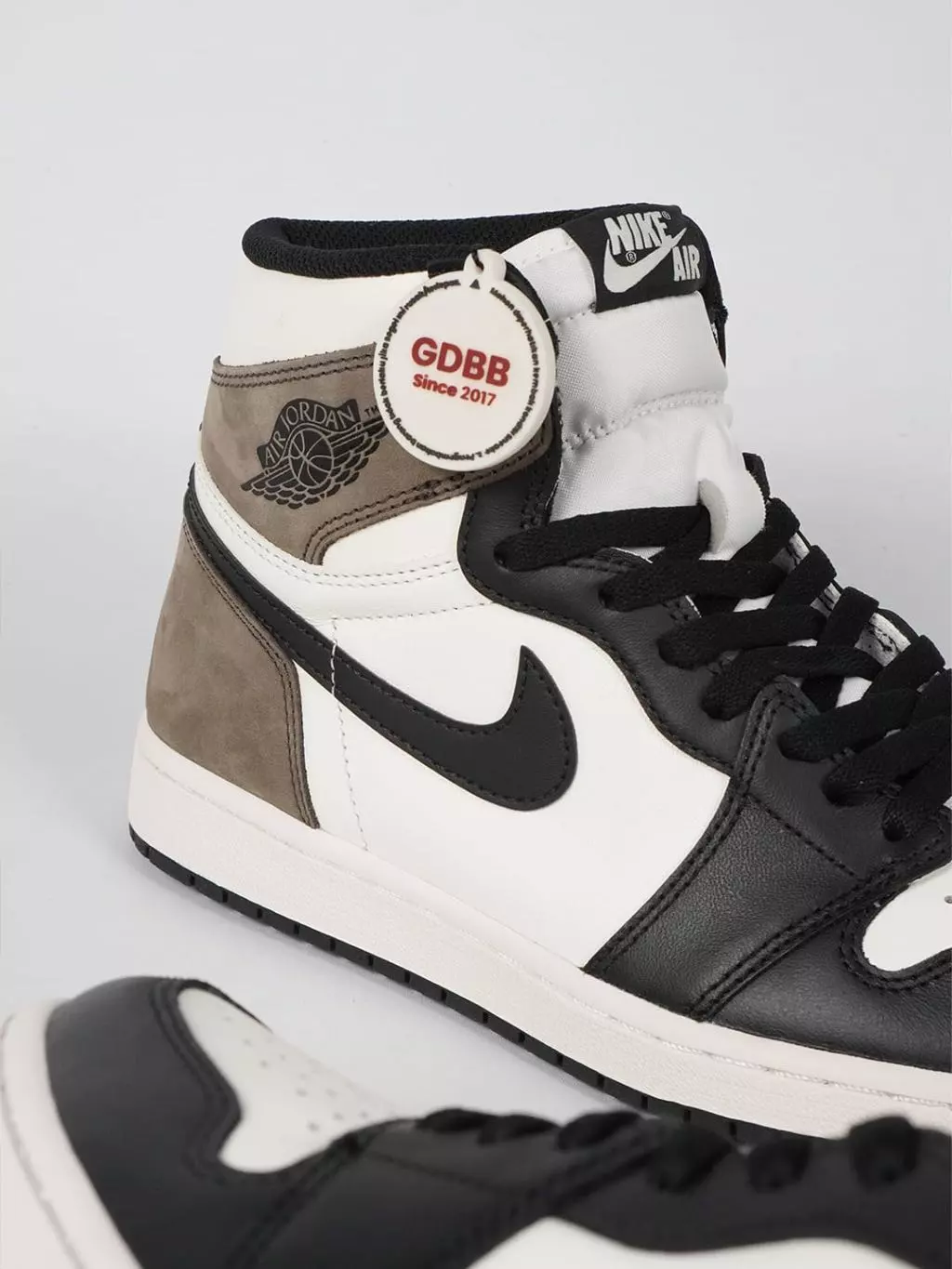 Sepatu-Jordan-1-Retro-OG-High-Dark-Mocha-Brown-Black-White-Authentic