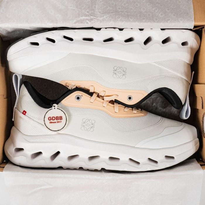 sepatu-on-running-cloudtilt-2-0-x-loewe-beige-peach-authentic-sneakers