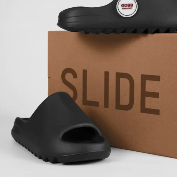 yeezy-slide-black-onyx-utility-allblack-slides