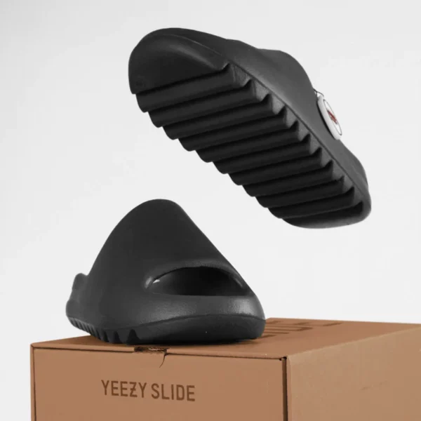 yeezy-slide-black-onyx-utility-allblack-slides