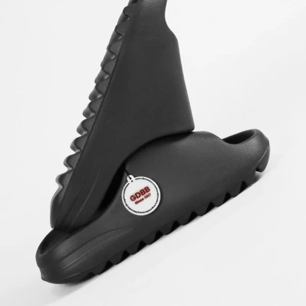 yeezy-slide-black-onyx-utility-allblack-slides