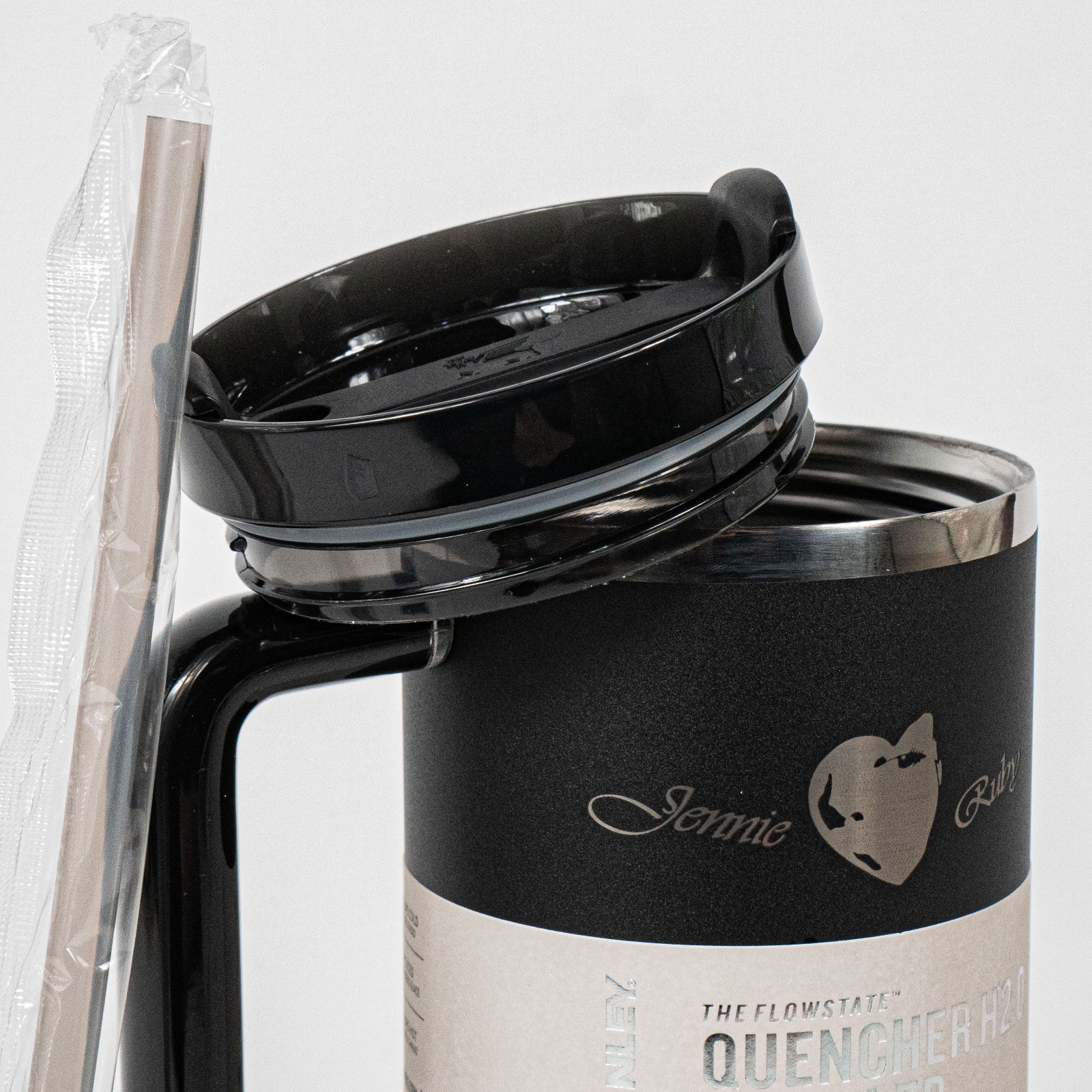 Botol Tumbler Side Grip Stanley x Jennie THE QUENCHER H2.0 Midnight Ruby 40 oz 1.183 ml Stainless Steel Tahan Panas Dingin BPA FREE - Image 4
