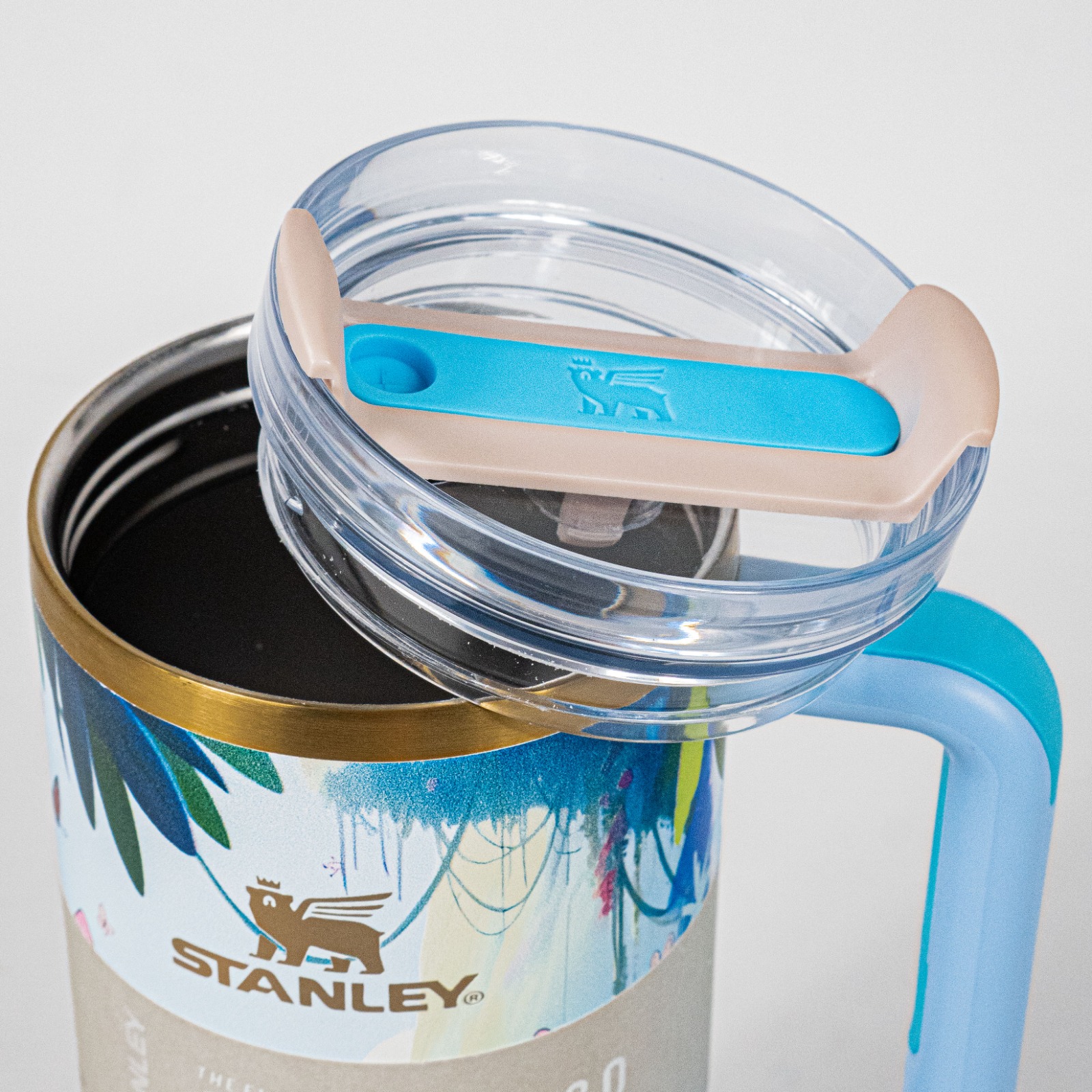 Botol Tumbler Side Grip Stanley x Disney Stich THE QUENCHER H2.0 Sunrise Cream 40oz 1.183ml Stainless Steel Tahan Panas Dingin BPA FREE - Image 5